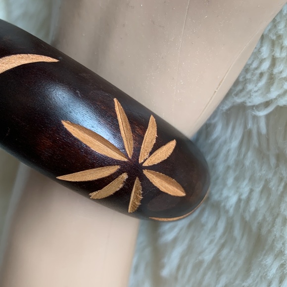 Vintage carved wood star flower bangle bracelet - Picture 3 of 9